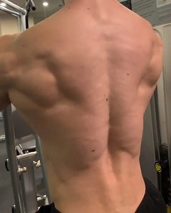 Musclemania® Classic Champion 김태양 Sunking controlled seating cable pulleys forming lean, detail lats. The 6', 190 lbs., Korean, lifetime natural stands undefeated at MM shows. Musclemania.com - Musclemania | Musclemania