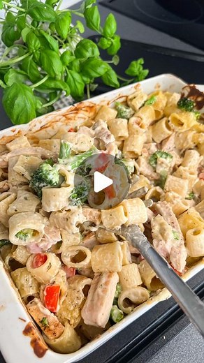 Marcus Frank on Instagram: "Krämig pastagratäng!! 😍🍀 Det här är verkligen en vardagsräddare i sin allra trevligaste form. Precis sådär krämig, smakrik och härligt ostig som man vill att en gratäng ska vara. Dessutom är den superenkel att svänga ihop. Kommer du ge den här en chans?! 🫢 Klicka på SPARA och dela till någon som kan behöva lite ny vardagsinspiration! 😏 Det enda du behöver är.. 300-400g pasta 500g kyckling/halloumi 2 burkar lätt cremé fraiche franska örter 250g broccoli 1/2 röd pap