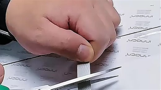 智慧分屏显示细腻逼真，色彩精准呈现；多任务处理流畅自如，提升操作效率。还原真实使用场景，解决分屏交互痛点，带来更便捷的视觉体验。