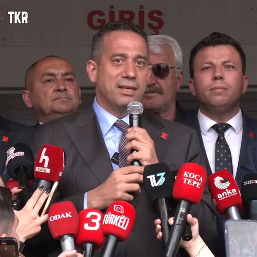 Ali Mahir Başarır'dan, Burcu Köksal'a:"Sen neyden korkuyorsun? Kimden korkuyorsun? Seni kim tehdit ediyor? Bana söyle bana! Grup Başkanvekili seçildiğin, beraber mücadele ettiğin arkadaşın Ali Mahir Başarır'a söyle, ben arkanda dururum!Seni tehdit edenin yakasına ben yapışırım! Sana takılacak kelepçeyi ben koluma takarım! Ama sen sarayın önünde eğilme be kardeşim, eğilme, omurgalı ol! Dik dur."
