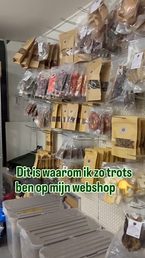 🥰TROTS🥰 De webshop bestaat al weer 3 jaar🥳! En nee ik heb geen fancy magazijn, geen duizenden volgers, soms is het misschien wat rommelig of heb ik te weinig plek voor alle inkoop, maar élke bestelling wordt ingepakt met liefde❤️, ik leer jouw hond graag kennen en houd graag rekening met je hond zijn wensen!🤗 Ik heb alles zelf opgezet en doe het nog steeds helemaal zelf, heb een onwijs lieve en mooie vaste klantenkring en daarbij komen steeds meer nieuwe hondenvriendjes ❤️ Dus daar ben ik on