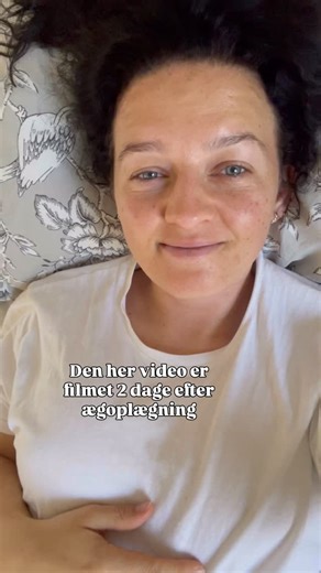 Meget (!) tidlige graviditetssymptomer jeg har oplevet inden jeg fik 2 tydelige streger på testen: 🌸 Følelsen af “guitarstrenge” der trækker fra æggestokken 🌸 En rolig, indadvendt energi, ligesom efteråret i min cyklus (nævner lige at progesteron-stikpillerne kan give det samme) 🌸 Oplevelser af niv i den nederste, yderste del af vagina (den del tættest på madrassen når man ligger på ryggen) 🌸 Ekstra træthed og rolighed i kroppen. Ekstra glad for en lur efter arbejde. 🌸 En indre stemme der p