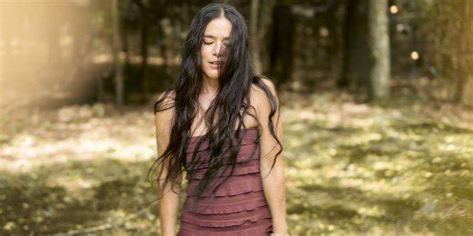 レイチェル・ヤマガタが語る「喪失の先にある光」──孤高の歌い手が9年ぶり帰還 | Rolling Stone Japan(ローリングストーン ジャパン）