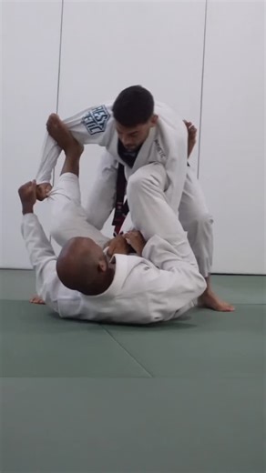 Enjoy The Process Jiu Jitsu Academy on Instagram: "In our competition classes, we warm up with rounds of freestyle drills. One person stays on bottom, working the guards we’ve been studying in other classes. The person on top focuses on passing. This keeps the training realistic and dynamic, improving our timing, and leaving room for creativity. It’s not only about memorizing techniques, but about using the techniques we know to solve the problems we’re facing in the moment 🥷🏻🦋"