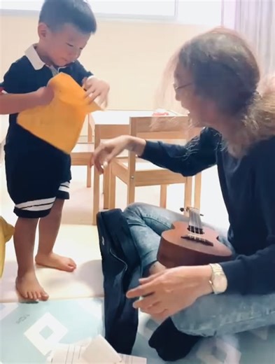 How to keep a 2-year-old boy amused during lessons. | Ivan Lim