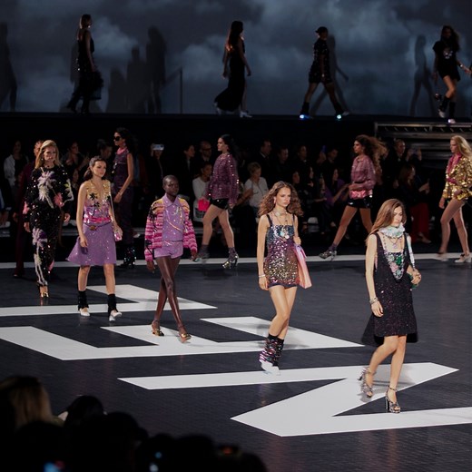 CHANEL embarks guests, ambassadors and friends on a journey to discover the multiple facets of the Californian way of life. Short and sporty silhouettes embellished with rhinestones, candy-striped suiting and Hollywood Golden Age evening dresses unite in a joyful palette of sunset pastels and flamboyant hues for the CHANEL Cruise 2023/24 collection imagined by Virginie Viard. | CHANEL