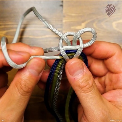 4.8K views · 96 reactions | How to MAKE a Loop Bracelet | The Weavers of Eternity Paracord | Facebook