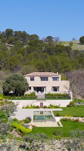 [Sole agent] Set on a 6-hectare plot near Aix-en-Provence, this 470 sqm property comprises 2 bedrooms and 4 primary suites, including a spacious 70 sqm one with a private terrace overlooking the countryside. • [Exclusivité] Édifiée sur un terrain de 6 hectares à proximité d’Aix-en-Provence, propriété de 470 m² comprenant 2 chambres et 4 suites, dont une de 70 m² avec sa terrasse privative ouvrant sur la campagne. • Asking price: €5,900,000 • Référence 85823421 - Daniel Féau Aix en Provence et Pa