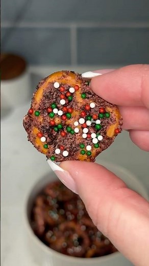 viral oreo pretzels dessert recipe 🥨🍫🎄 #shorts #recipe #pretzels #dessert #easyrecipe #oreo #food