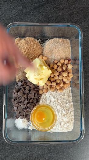 Ça serait trop beau si on pouvait faire les cookies comme ça… Enfin bon c’est pas non plus super compliqué, voici ma recette ❤️ 🍪 INGRÉDIENTS • 150 g farine • 100 g beurre • 70 g vergeoise • 50 g sucre blond • 1 œuf • 100 g noisettes • 100 g chunks chocolat • 1 c. à c. levure chimique • 1 c. à c. bicarbonate • Fleur de sel • Extrait de vanille 🔥 ÉTAPES \t1.\tPréchauffez le four à 180 °C \t2.\tBattez le beurre, le sucre blond, la vergeoise et la vanille \t3.\tAjoutez l’œuf, mélangez 30 s \t4.\t
