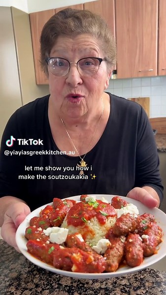 Singing to your soutzoukakia makes them taste better 😊🇬🇷#greekrecipe #yiayiasoftiktok #greekcooking
