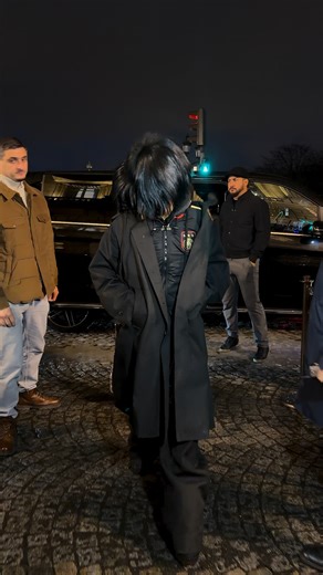 WHOOPSEE on Instagram: "A Parigi è in corso la Fashion Week… o forse sarebbe più corretto chiamarla Jaden Smith Fashion Week. Perché, almeno per ora, a rubare la scena è proprio lui. L’edizione maschile Fall Winter 2026/2027 ha infatti un protagonista indiscusso: Jaden Smith. Tra il debutto come direttore creativo di Christian Louboutin, il sostegno della sua famiglia e una serie di look decisamente fuori dagli schemi, la sua personalità continua a imporsi con forza. Lo dimostra anche questa app