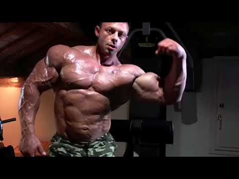 Bodybuilder Matia Vecchi muscle worship