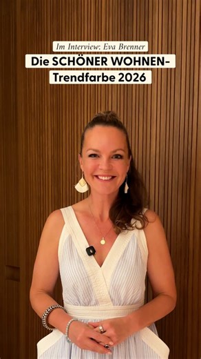 Bald kommt die neue SCHÖNER WOHNEN Farbe Trendfarbe 2026! Innenarchitektin Eva Brenner weiß schon, welcher Ton das Rennen macht – aber sie hält sich noch bedeckt. Wir haben 4 Tipps eingebaut, die euch auf die Spur bringen könnten. Was glaubst du, welche Farbe 2026 im Trend liegt? Verrate es uns in den Kommentaren! | SCHÖNER WOHNEN