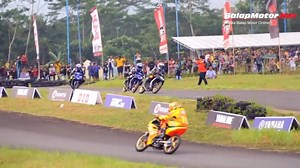 Duel sengit rider asal Kalimantan Timur Arianto Tarzan melawan Sulung Giwa dari Jawa Timur pada gelaran YCR Tasikmalaya 2018 | BalapMotor.Net