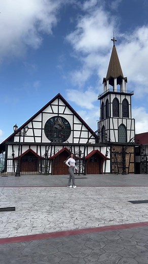 Modelo Venezolana en Coloniera tocando temas de modelaje en Venezuela