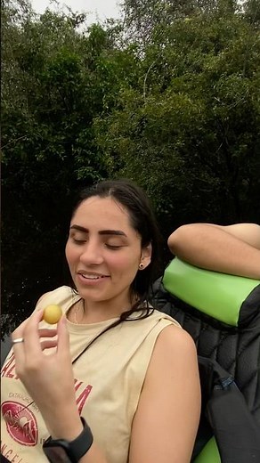 Probando el Camu camu la fruta amazónica con más vitamina C del planeta.