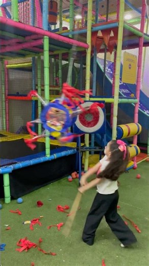 Dándole con todo a la piñata 🪅 #birthday #piñata #fiesta #cumpleaños #mexico