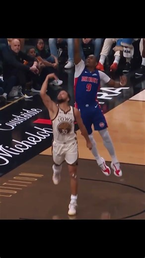 Curry catches the dime from Green for the WILD acrobatic reverse lay! #nbatoday #nbahighlights #nba