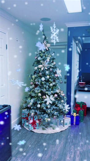 The Holidays are here, and the Leasing Office is showing it! ❄️☃️🎄 #livehappy #bellflower #losangeles #sherwood #holidays