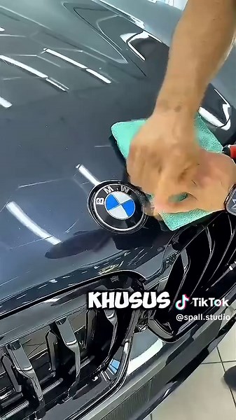Bukan Mainan Anak Kecil! Begini Cara Profesional Copot Emblem BMW 🤯🚘 . #otomotif #perbaikan #kerjalapangan #lifehack #fypdong