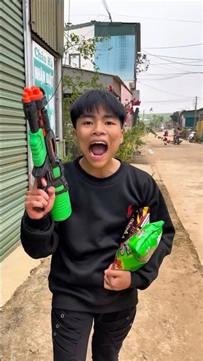 Cậu bé tham ăn😇