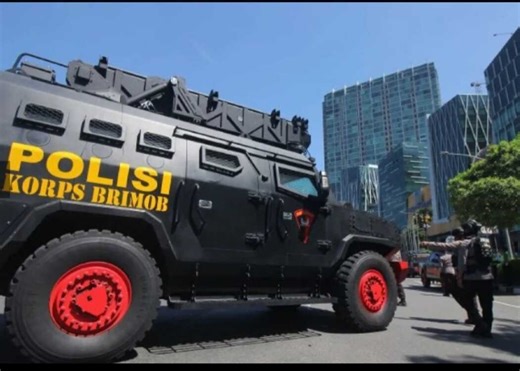 ジャカルタで警察車両がgojekドライバーを轢き◯しました。