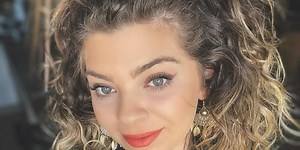 Caroline Costa interprète le générique des Sept nains et moi sur France 3