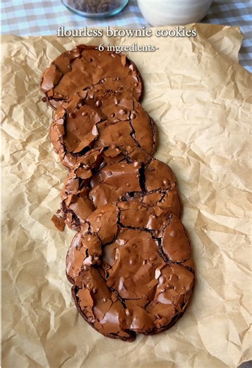 choco brownie cookies ~ if a brownie and a cookie had a love child, it would be these flourless chocolate brownie cookies 🤎 this recipe only needs 6 key ingredients for a deliciously chewy and fudgy cookie! for everyone asking, the app link for Osta is in my bio, or search “Osta Recipes” in the app store or google play store!! comment “brownie cookie” for a direct link to the recipe! ingredients -350 g powdered sugar -65 g cocoa powder (about 10 tablespoons; using a scale is best since cocoa po