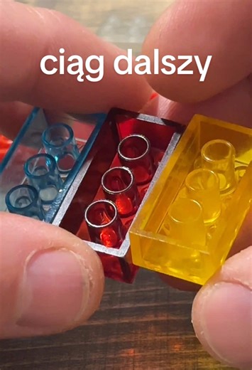 Najkrócej jak się da o tym jak rozróżnić testowe klocki Lego. W latach 60-tych TLG współpracowało z kilkoma firmami w celu znalezienie nowego materiału do produkcji klocków, który miał zastąpić octan akrylu. W materiale występują testowe klocki Lego wyprodukowne przez dwie firmy: Bayer i BASF. Klocki różnią się oznaczeniami, które znajdują się na spodzie. Te dwie firmy to nie wszystkie, które współpracowały z Lego ale o tym kiedy idziej. Mam nadzieje, ze to ciekawe dla Was. #lego #klocki #protot