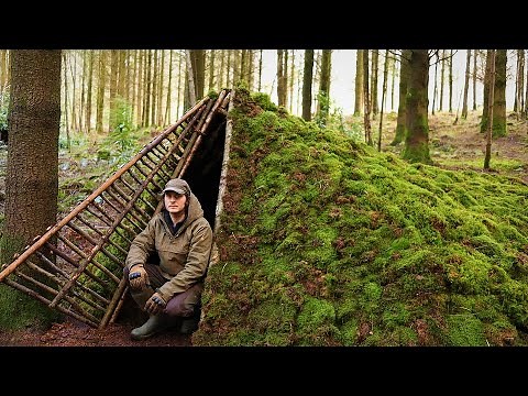 PRIMITIVE MOSS ROOF STEALTH SHELTER - Building A Door To Keep Warm - Bushcraft & Survival Wild Fort