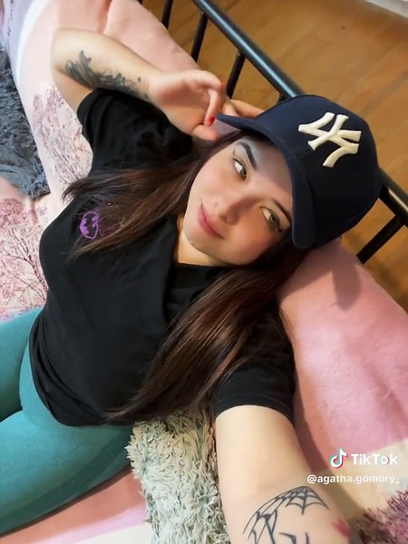 agatha.gomory (@agatha.gomory) - Tu y Yo: Amor y Memes en Redes Sociales