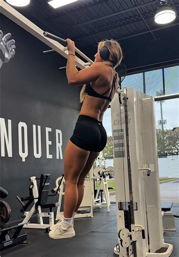 hi guys @AYBL is having a bday sale 🥳 -Monday 23rd March at 7PM GMT (8PM CET / 3PM EDT) -everything will be up to 60% off ( extra 10% using my code “SophieS”) #aybl #ayblsale #gymgirls