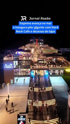 Jornal Razão on Instagram: "🚨🔵 O mar virou endereço em Itapema. O Píer Oporto abriu as portas nesta segunda feira e já se tornou o novo cartão postal de Santa Catarina. Com quase 300 metros avançando sobre o oceano, o espaço reúne dezenas de lojas, restaurantes, lazer e o Hard Rock Cafe construído literalmente sobre a água. Um marco turístico que muda o jeito de viver a orla e coloca a cidade em outro patamar. 📍 Endereço: Rua 319, Meia Praia, Itapema ⏰ Horário de funcionamento: todos os dias