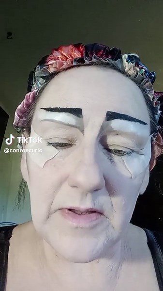 #makeuphacks #gothmakeup #gothsoftiktok #gothtok #gothmomdreama #eldergothsoftiktok