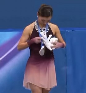 kaori helping alysa put tina on her medal might be the cutest thing ever且看日本🇯🇵细致小女生如何调教美国🇺🇸粗心大妞……😂领奖台上：Kaori 帮助一筹莫展的 alysa 把吉祥物 tina 正确滴别在她的奖牌上，这画面简直太有萌感了！😅