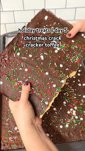 Christmas Crack (Cracker Toffee) 🍫 🎄 Recipe in Comments and Description ⭐️