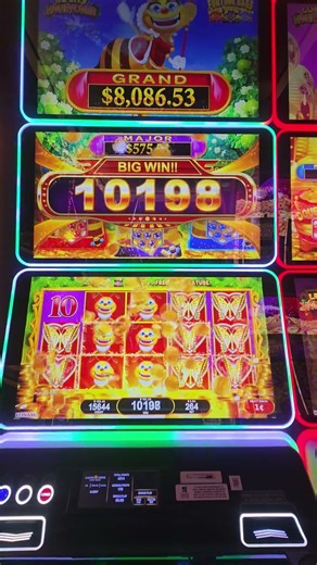 1 away from Full Screen $$$ Honey Comb Bonus Slot Machine