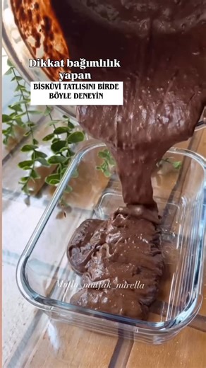 Nur Gülmez on Instagram: "Bisküvi tatlısını birde bu şekilde deneyin tarif 1 /5 su bardağı süt 1 paket petibör bisküvi 1 yemek kaşığı yulaf ezmesi 6 adet hurma 1 yemek kaşığı kakao 1 paket bitter çikolata 2 yemek kaşığı bal #tatlıtarifleri #bisküvi #reklam değil"