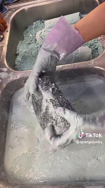 Creative Powder Bombs: Fun with Pours and Blooper Moments