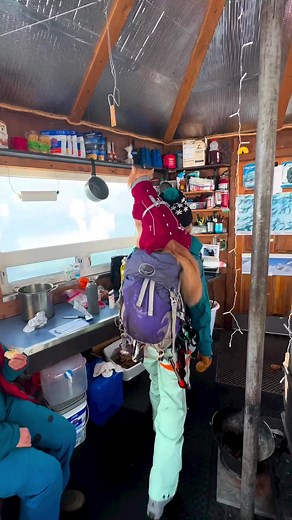 The moment before Petra (Meow_taineer) became the first cat to ski Denali! 🐱👏 📍: Sheldon Chalet | SKI Magazine
