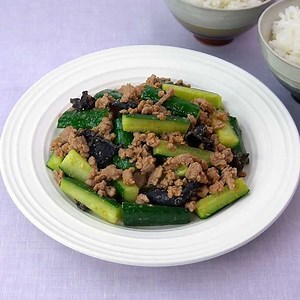 コチュジャンがアクセント！ きゅうりと豚ひき肉の味噌炒めのレシピ動画・作り方 | デリッシュキッチン