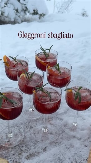 Det serveres on Instagram: "Gløggroni sbagliato er årets juledrink ❤️‍🔥 Denne er perfekt å lage til hele gjengen, uten stress 🧣 Gleder oss til å hva dere synes! Oppskrift (Til 1 drink) 4 cl gløgg 1-2 cl campari 2 cl vermut Prosecco Appelsin og rosmarin Ha gløgg, campari og vermut i et glass med is. Topp med prosecco. Pynt med appelsin og rosmarin ✨ Skål! Vi brukte Winterspring fatlagret årgangsgløgg (den er så god!) ❤️‍🔥 Du får tak i den hos @guttapahaugen"