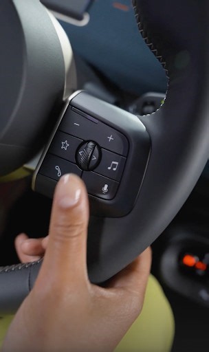 7.2K views · 35 reactions | Controlli a portata di mano, per un divertimento libero da distrazioni. Scopri di più sulla Nuova MINI Family: https://www.youtube.com/playlist?list=PLtbEPiJjCvI_FtVMH_Ev2Z3_1N8dm_kgC #MINI #MINIHowTo #HowTo | MINI | Facebook