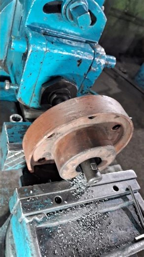 lathe machine Mein tyre coupling job ko key 4mm 10mm banaa raha hai Daya110mm #suraj #youtube