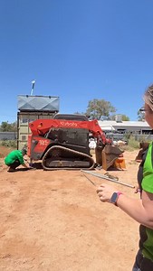 Quick change over with @remote.assistant helping out. #skidsteer #mechanic #mobilemechanic🔧🔩⚙️🚗 #centralaustralia #maintenance #remotemechanic #repairs #tracks #kubota #teamwork | Remote Mechanical