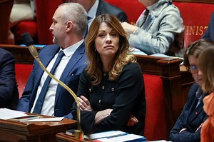 French lawmakers pass emergency rollover budget law