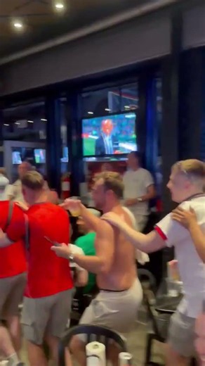 England Fans Join a Conga Led by a DR Congo Supporter! 😂🏴󠁧󠁢󠁥󠁮󠁧󠁿🇨🇩