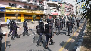 प्रदर्शनकारीहरु प्रहरी घेरा तोडेर संसद भवनतिर अघि बढ्न खोज्दा प्रहरीले दर्जनौं राउण्ड अश्रुग्यास, पानीको फोहोरा हान्नुका साथै रबरको गोलीसमेत चलायो । | Global TV HD