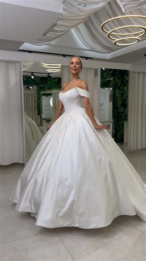 Cinderella Moment: Stunning Wedding Dress in White